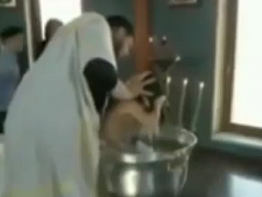 "Разве так можно с детьми?": жесткий обряд крещения в Ессентуках попал на видео