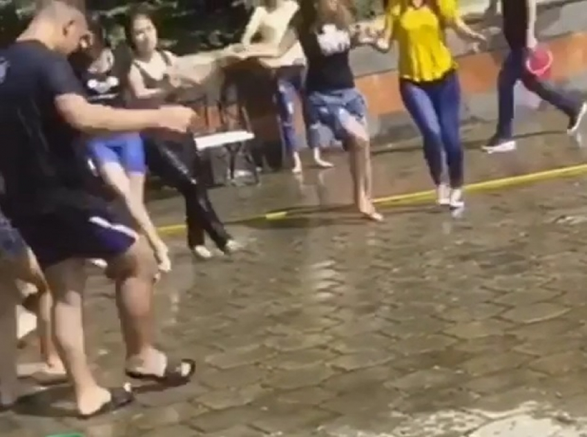 Групповой танец с обливаниями водой устроили молодые люди на улицах Пятигорска