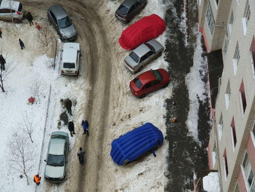 Оригинальные способы уберечь свои авто от падающего снега изобретают водители Ставрополя