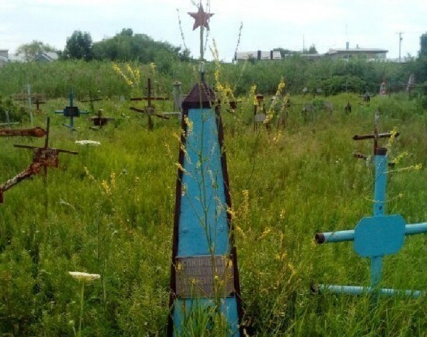 Ерундой назвали инициативу активистов привести в порядок заброшенные могилы участников ВОВ