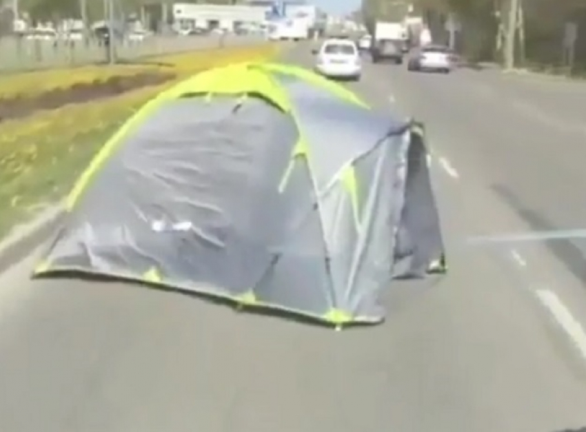 Разложенную палатку в центре дороги по Кулакова обнаружили удивленные водители в Ставрополе