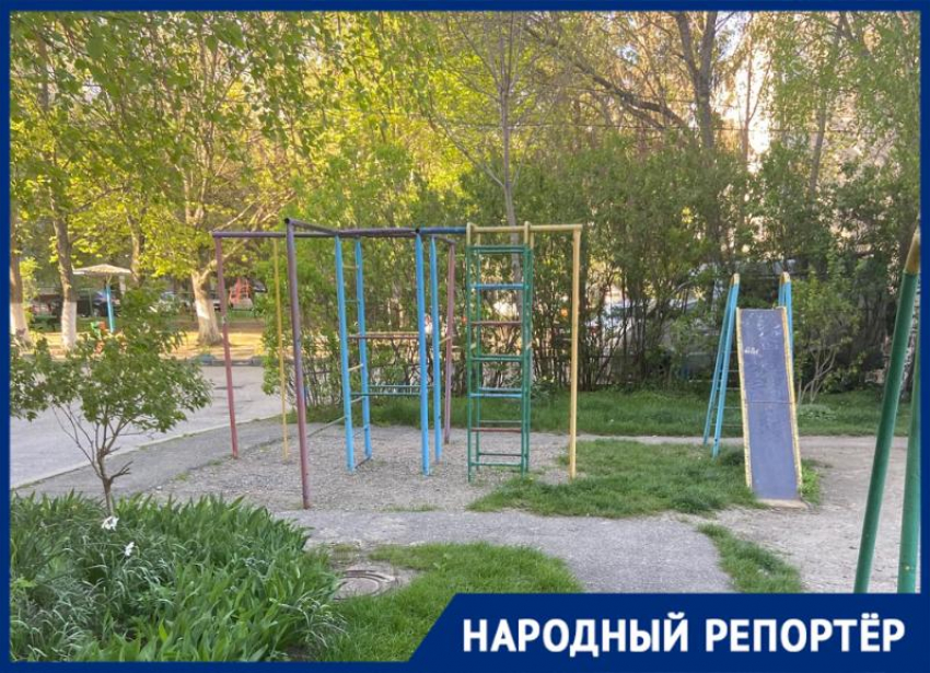 Опасную детскую площадку нашли родители на юге Ставрополя