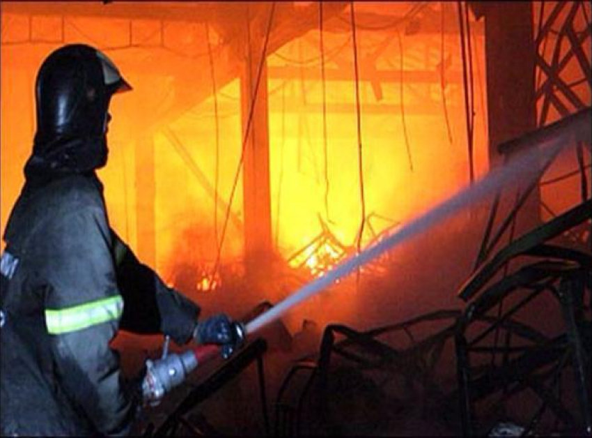 Крупный пожар произошел на племзаводе на Ставрополье