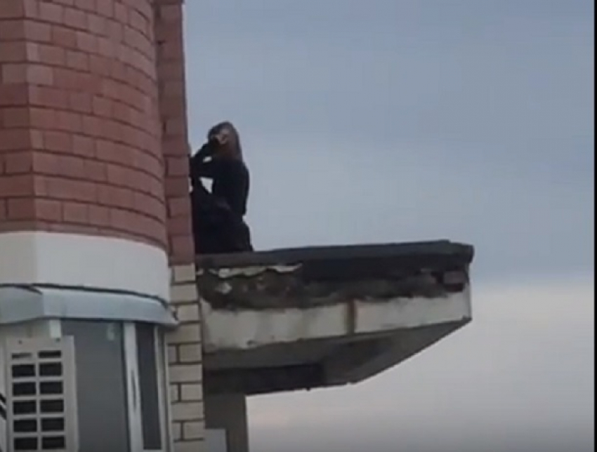 Девочки-подростки делали опасные селфи на крыше балкона на 15 этаже в Ставрополе