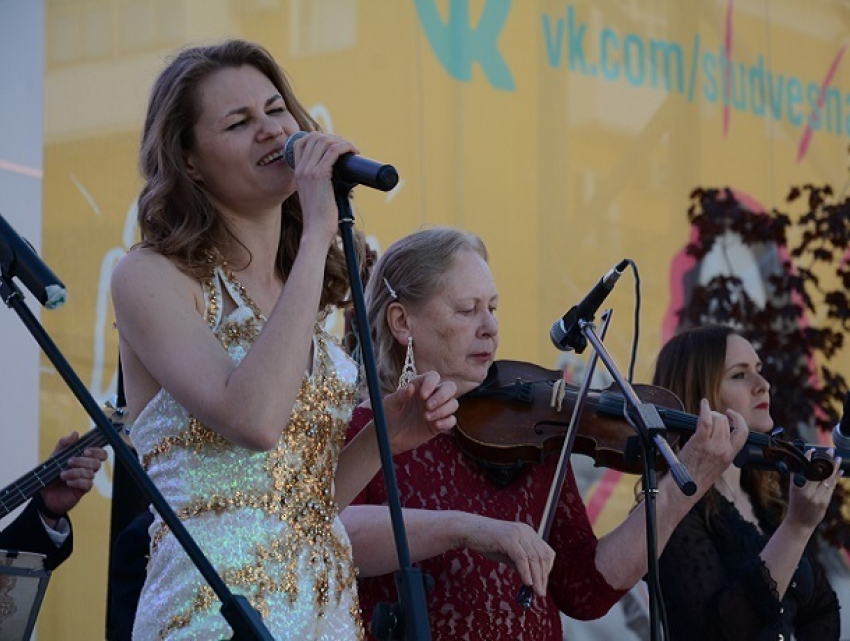  Веселые и озорные мелодии звучали в самом центре Ставрополя  в рамках фестиваля «Музыка лета"