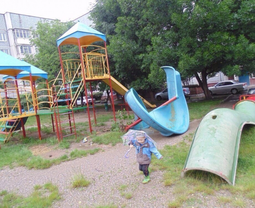 Горку распилили и оставили на детской площадке в Пятигорске