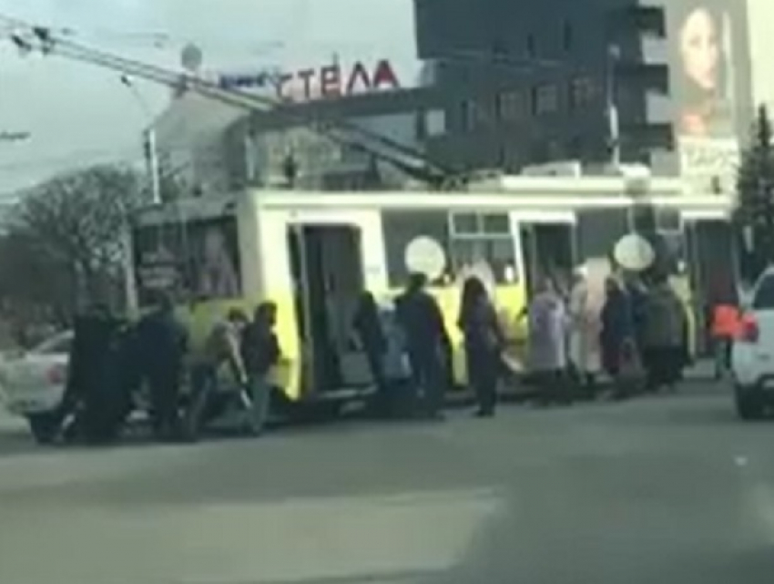 Пассажирам пришлось толкать остановившийся на дороге троллейбус в Ставрополе 