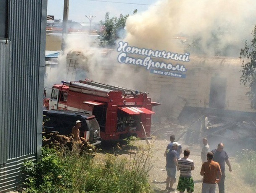 Загорелся павильон рядом с оптовыми складами на Южном рынке в Ставрополе