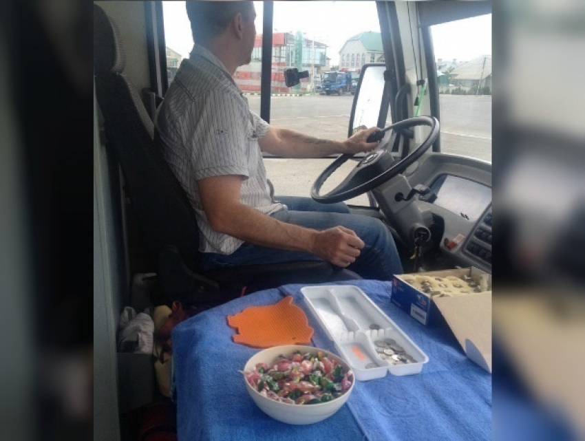 Бесплатную раздачу конфет пассажирам автобуса устроил щедрый водитель в Ставрополе