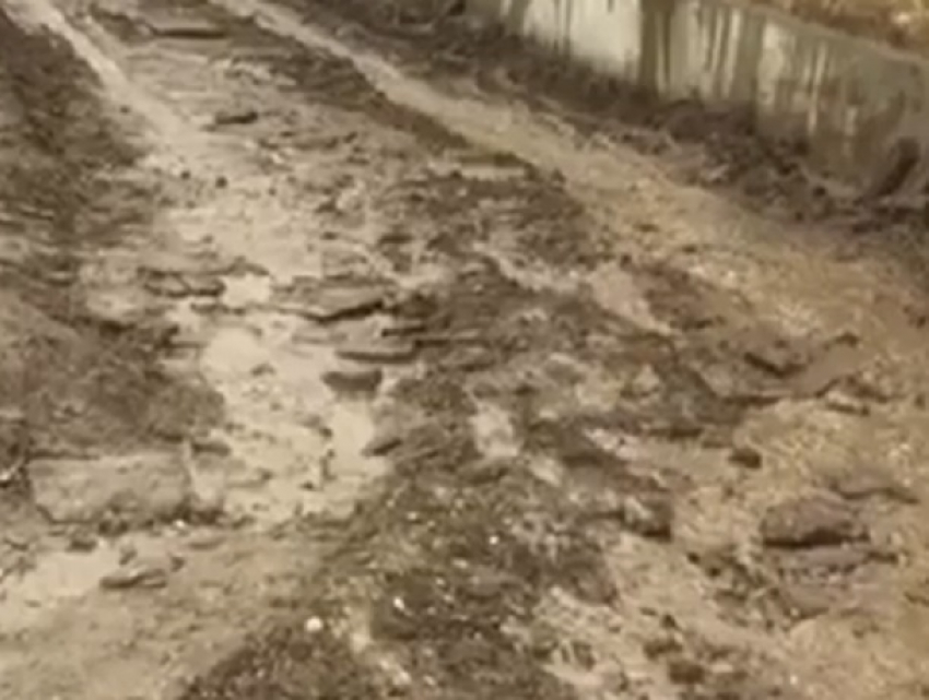 Грязь и лужи образовались на одной из улиц Кисловодска по вине местных депутатов, - местные жители 