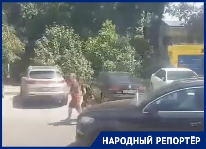 Цеплялись и крутили средние пальцы: троллейбусное хамство попало на видео в Ставрополе 