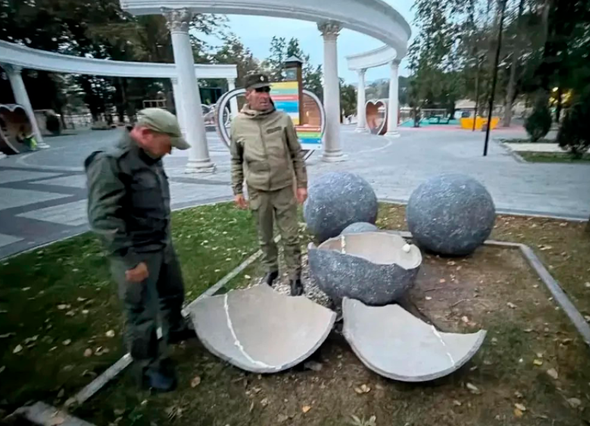 Разбитые шары и разгромленные лестницы: вандалы ударили по зонам отдыха в Кисловодске 