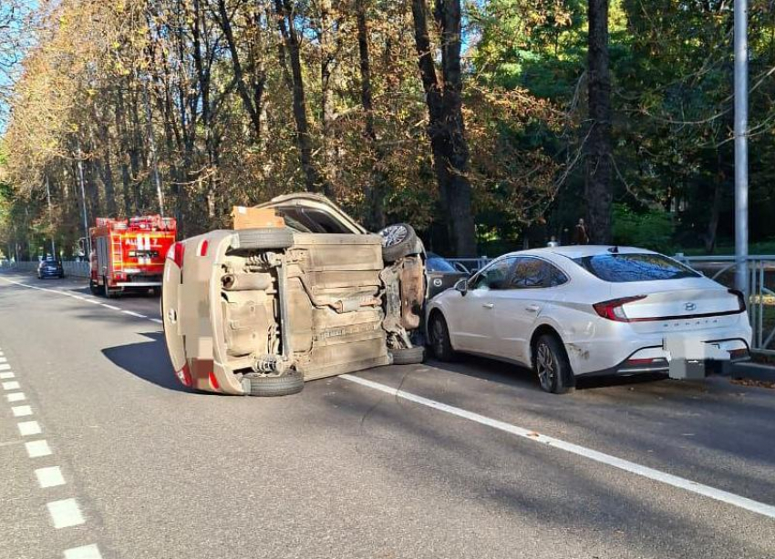Месяц за рулем, но уже опрокинула авто: казусное ДТП с 18-летней девушкой произошло в центре Ставрополя 