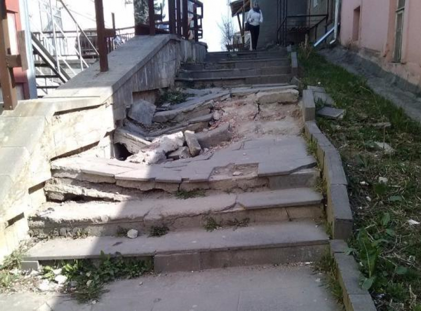Провалившаяся лестница между улицами вызвала негодование кисловодчан
