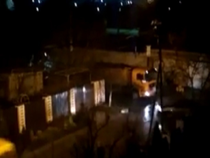 Укладка  асфальта ночью в снегопад попала на видео в Ставрополе 