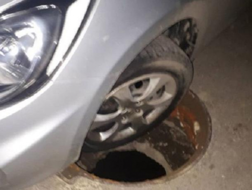 Канализационные люки без крышек в ставропольских дворах представляют опасность для горожан