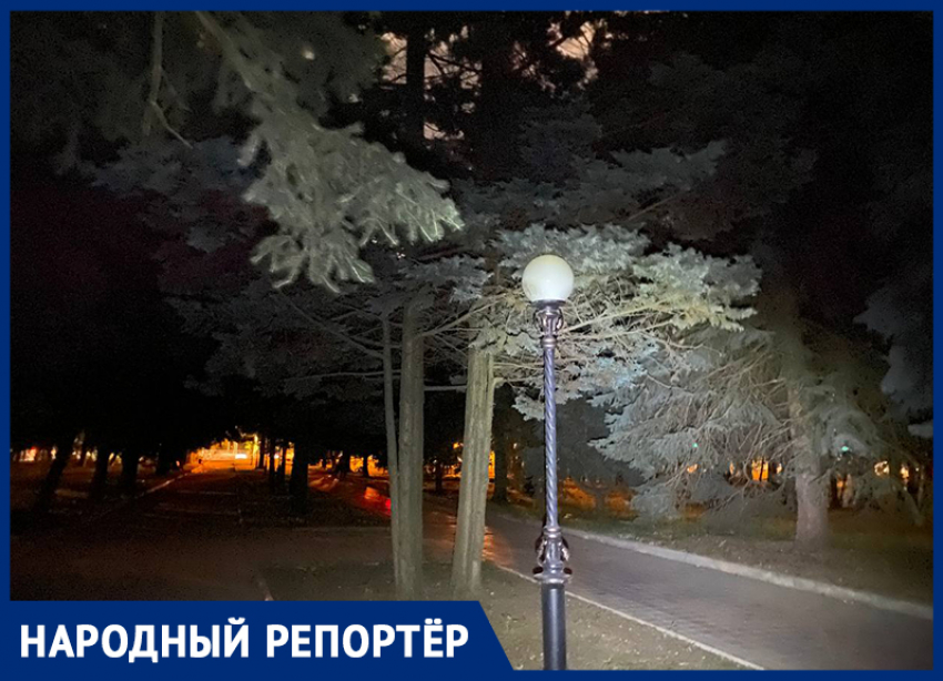 На тротуаре проспекта Кулакова в Ставрополе сплошная темнота