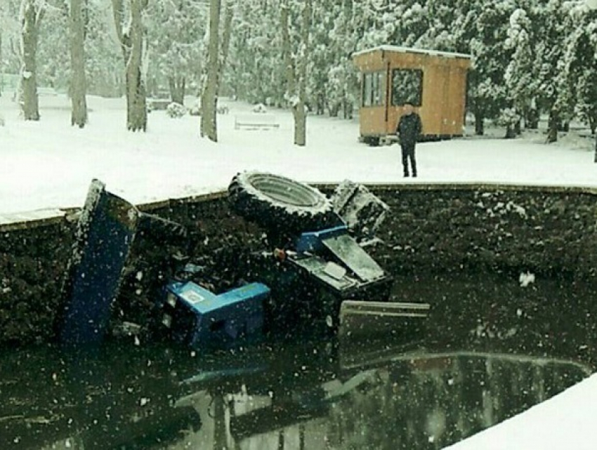 Трактор упал в бассейн во время уборки снега в Кисловодске 