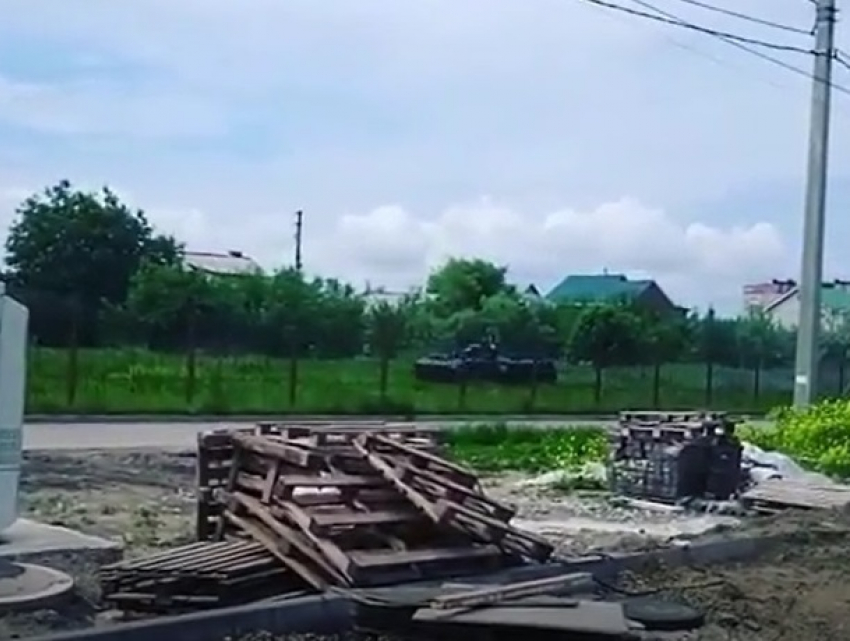 Появление танков на окраине Ставрополя встревожило жителей и попало на видео