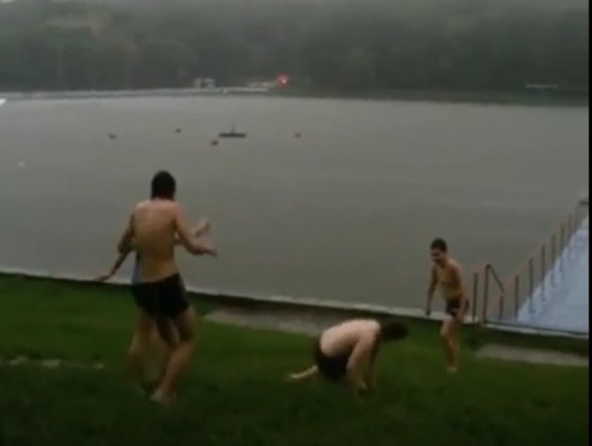 Купание веселых молодых людей в Комсомольском озере вызвало осуждение жителей Ставрополя 