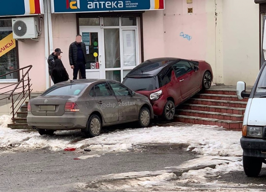 Эпичный заезд ставропольского водителя в аптеку стал хитом в соцсетях