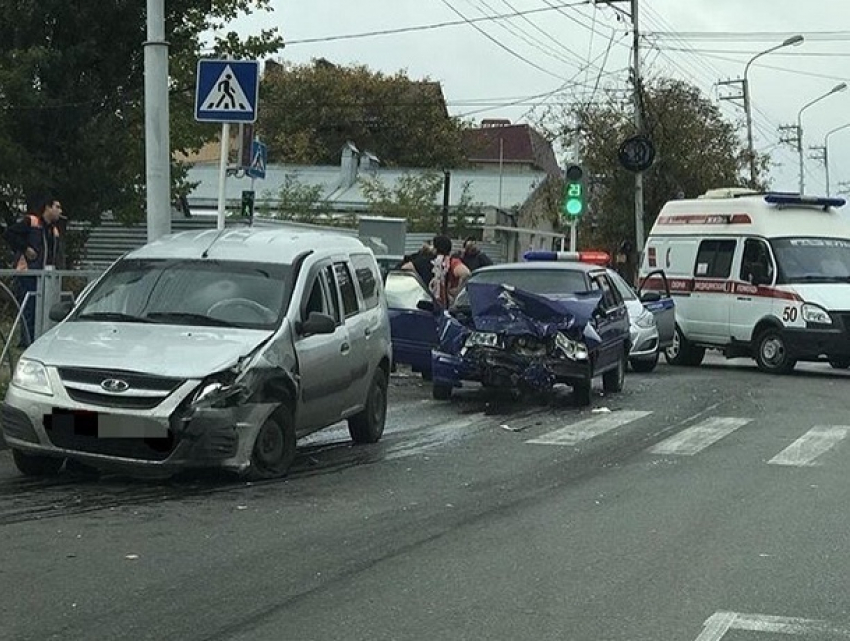 Серьезная авария ВАЗа и «Ижа» создала затор в центре Ставрополя