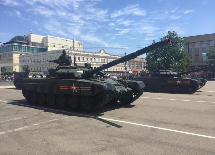 Танки испортили асфальт в центре Ставрополя на параде Победы