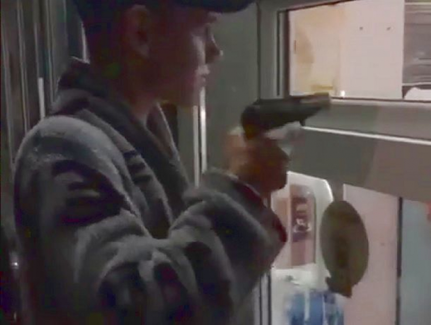 Молодые люди хотели запугать продавщицу магазина пистолетом в Пятигорске и попали на видео