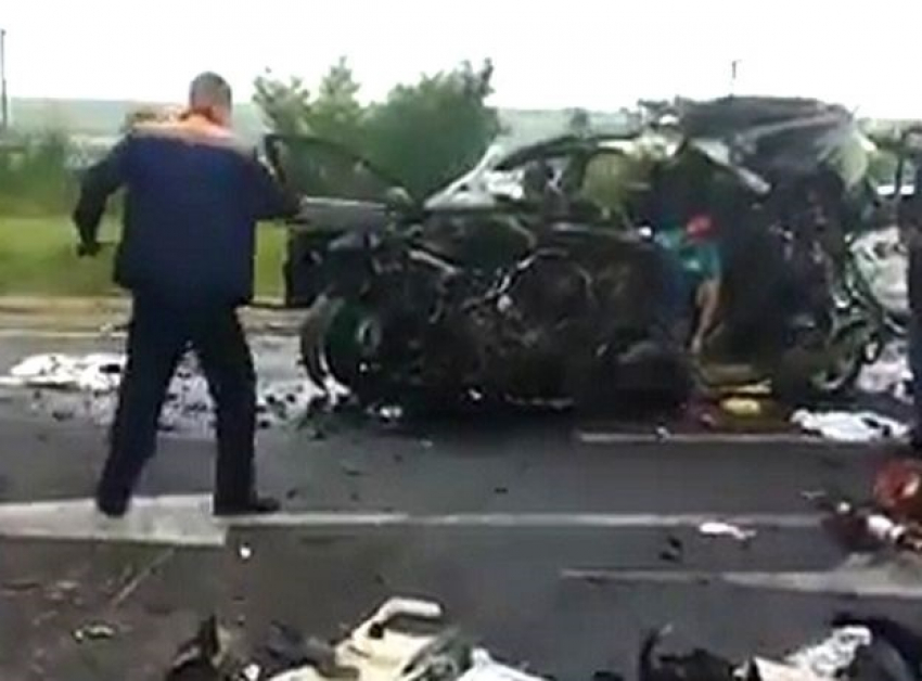  Семья из Франции с детьми погибла в страшном лобовом столкновении «Шевроле» с грузовиком по пути в МинВоды