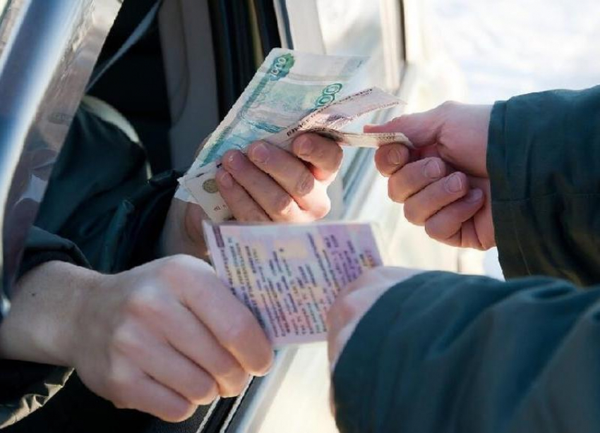 В Ставрополе экс-сотрудника ГИБДД подозревают в получении взятки