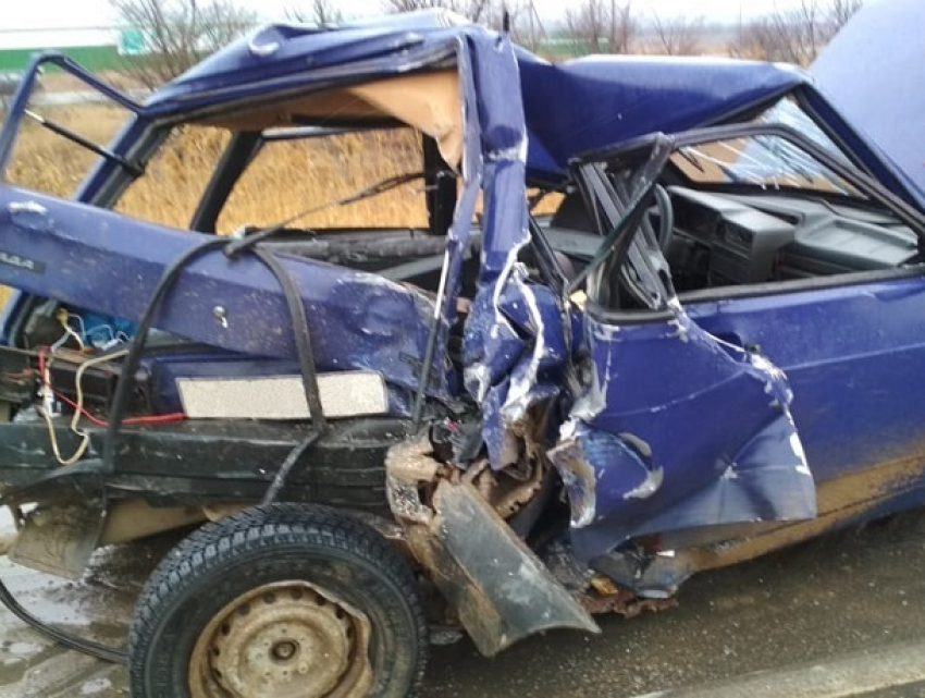 В жестком ДТП с пассажирским автобусом пострадал водитель «девятки» на Ставрополье