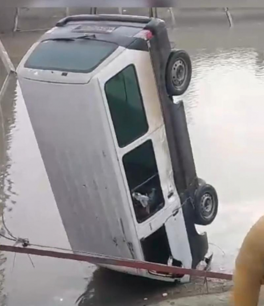 Съехал с дороги и ушел под воду автомобиль с семейной парой на Ставрополье