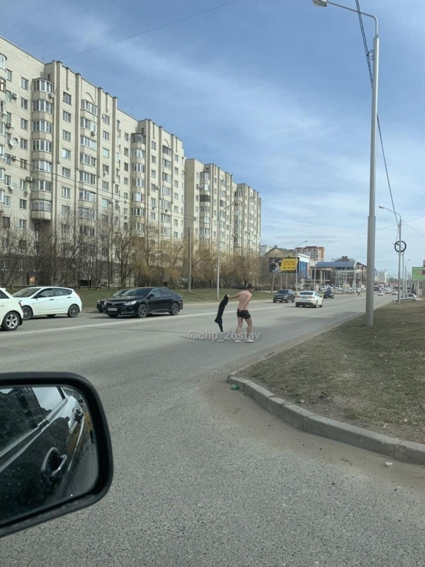 По улицам Ставрополя бегает раздетый мужчина