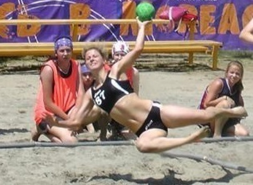 «Ставрополье-СКФУ» успешно стартовало на чемпионате России по пляжному гандболу
