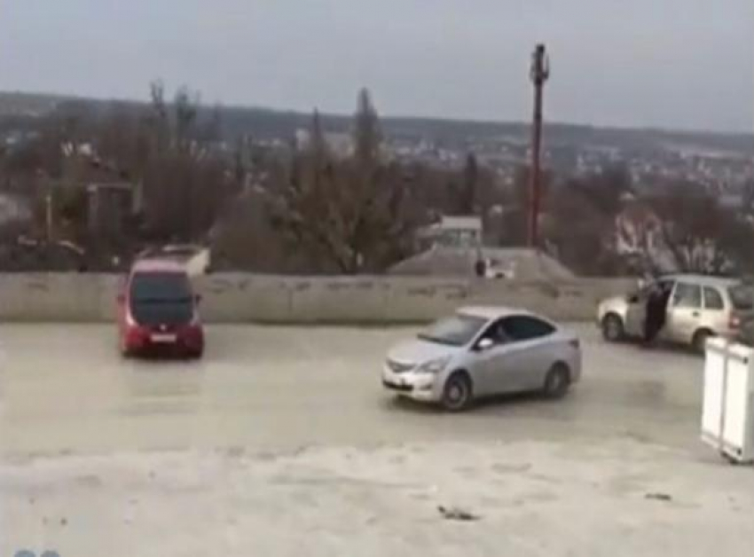 Попавшие на видео дрифтеры облюбовали открывшуюся парковку в ТЦ Ставрополя