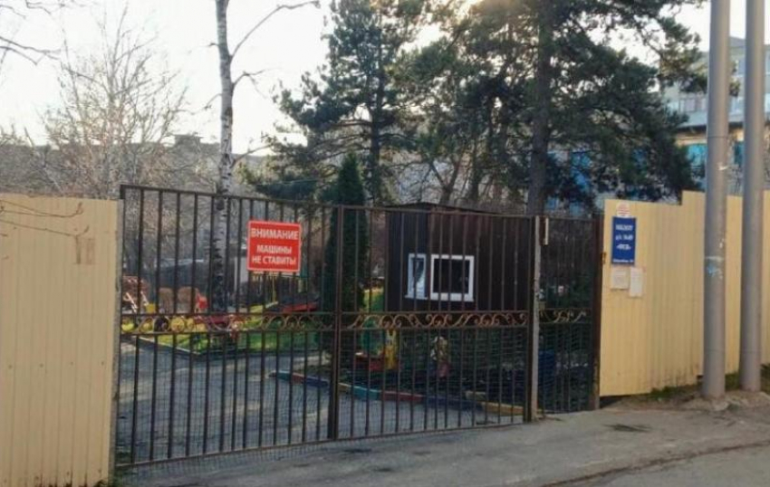 Малыши остаются во тьме: освещение около детского сада в Ставрополе не могут установить уже 10 лет 
