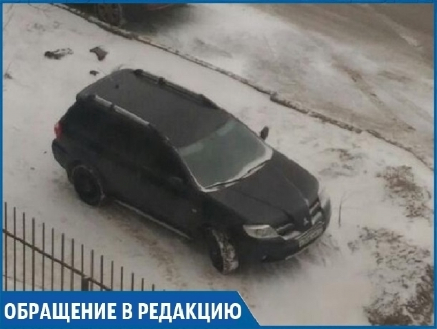 Автохам на внедорожнике регулярно «паркуется» на засеянном палисаднике в Ставрополе