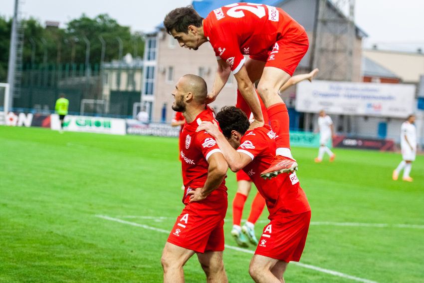 Снова 2-1: футболисты «Машука-КМВ» в Пятигорске отпраздновали вторую викторию в сезоне