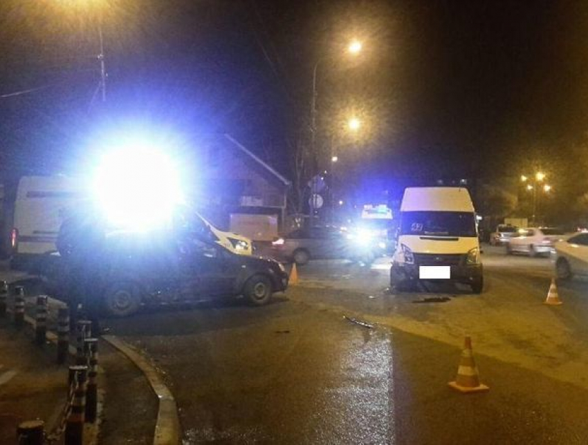 Маршрутка и «Шевроле-Лачетти» столкнулись в Ставрополе - один пассажир пострадал