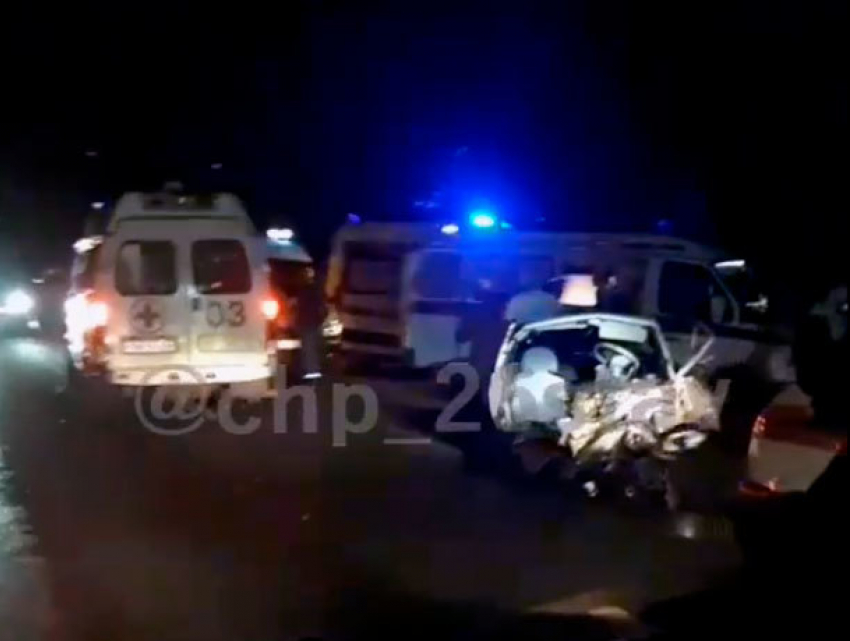 На выезде из Ставрополя столкнулось три легковых автомобиля - один человек погиб
