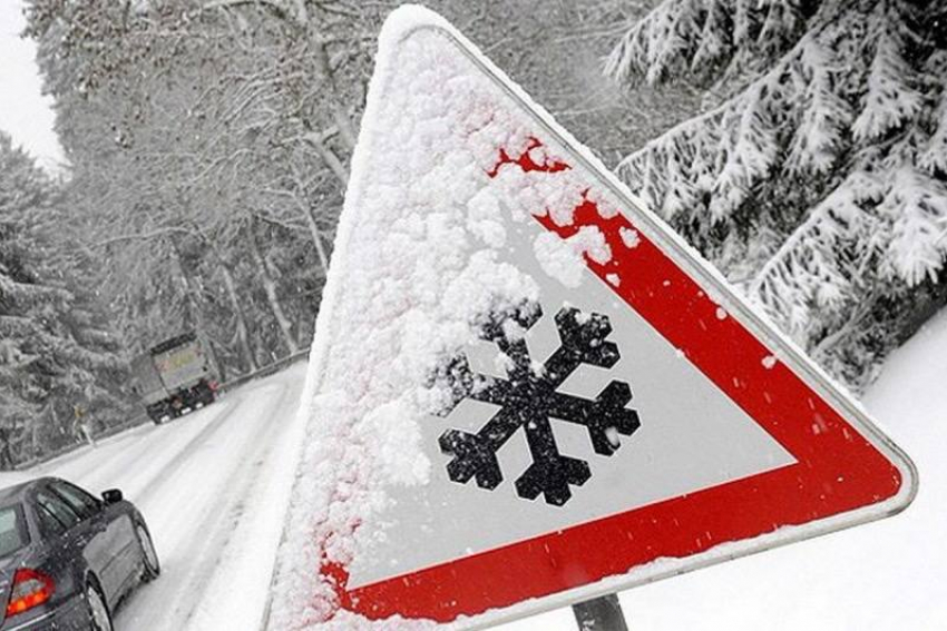 Штормовое предупреждение из-за сильного налипания мокрого снега объявили на Ставрополье 12 и 13 января