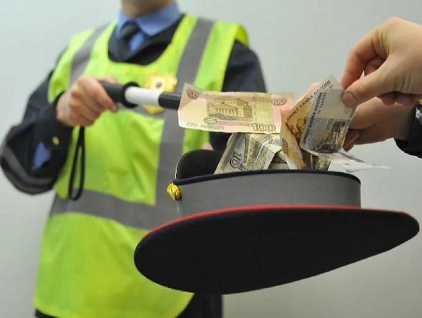 Инспектор ГИБДД заплатит двести тысяч штрафа за попытку обмануть водителя на Ставрополье