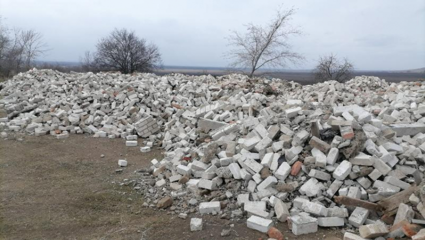 Свалку стройотходов почти в 2 тысячи квадратных метров обнаружил Северо-Кавказский Россельхознадзор в Кочубеевском округе