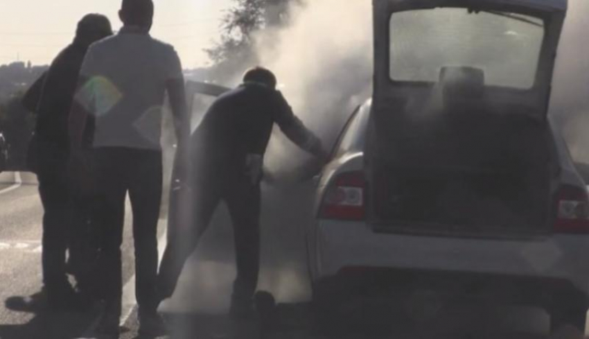 Горящую машину потушили полицейские на Ставрополье — видео