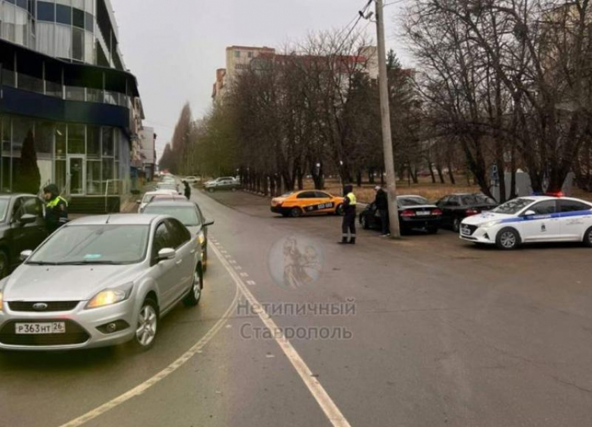 Сотрудники ГИБДД начали дежурство на дублере Доваторцев в Ставрополе после жалоб водителей 