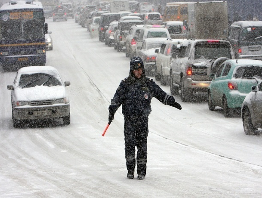 Из-за сильного ветра и снегопада ограничено движение на подъезде к Ставрополю