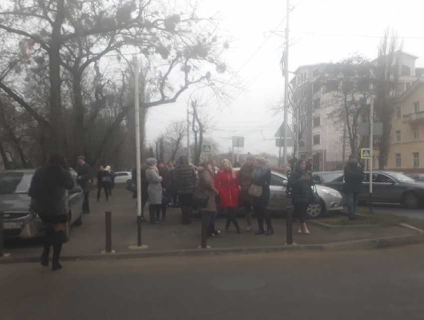 Звонки о заложенных в крупнейших зданиях бомбах поступили в полицию Ставрополя