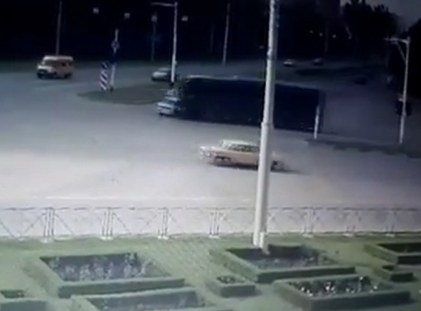 Жесткий таран ВАЗа автобусом в районе Даниловского кладбища в Ставрополе попал на видео