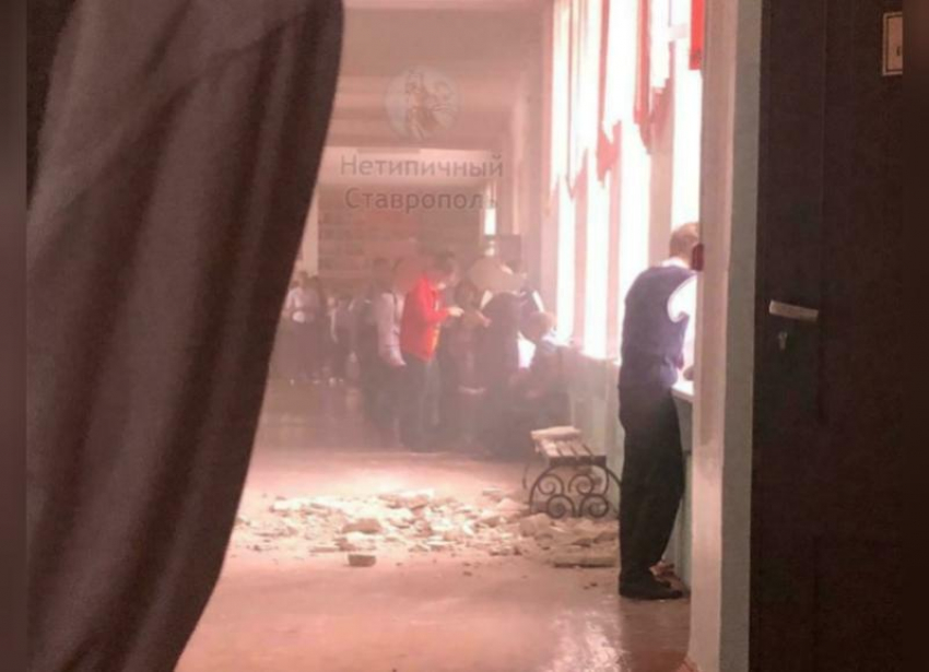 В ставропольской гимназии на четверых учеников обрушился потолок