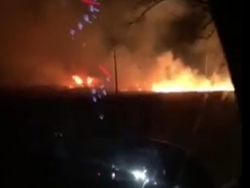 Сильный пожар возле ночной трассы попал на видео в Ставропольском крае 